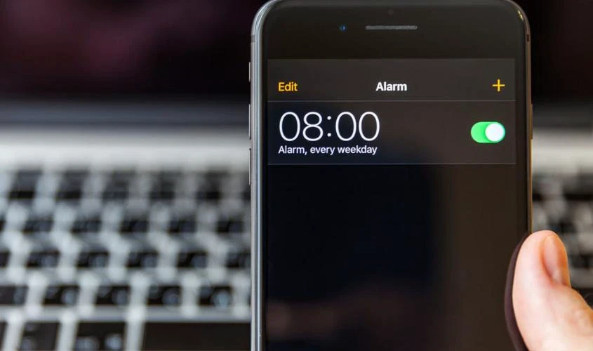 Cách cài đặt báo thức trên iPhone đơn giản và miễn phí